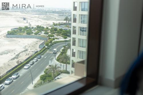 Mira Holiday Homes - Waterfront Bliss Vibes Stylish 1BR with Balcony, Dubai (photo 9)