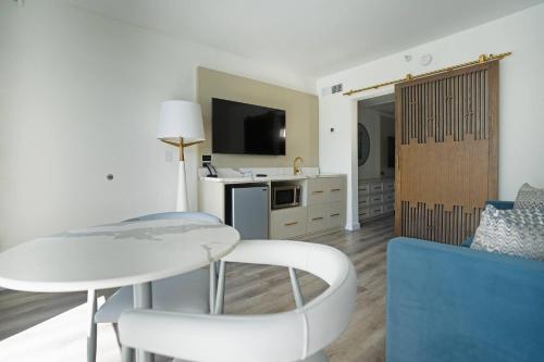 Quality Suites Orlando - image 6