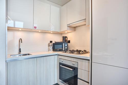 STAY BY LATINEM Luxury 1BR Holiday Home CB1508 Near Burj Khalifa, Dubaj (zdjęcie 8)