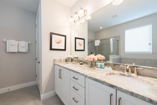 Exquisite Home with Theater & Themed Rooms near Disney - 7664F - image 14
