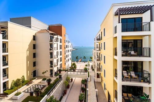 Escape24 Luxury 2BR Sea View with Beach Access in La Mer, Dubaï