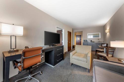 Comfort Suites Miami Airport North - main image