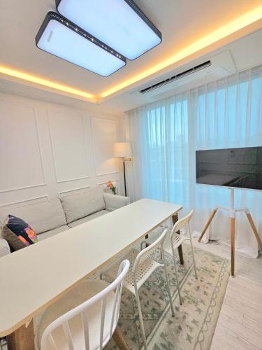 #Hongdae EXIT2#DELUXE APT#New Building#Luggage storage#Yentral Park, Seul
