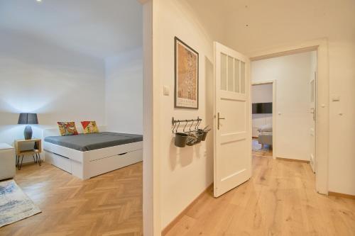 Stylish 2-Bedroom Apartment - AC in Master Bedroom - Self Check-in, Vienna (photo 11)