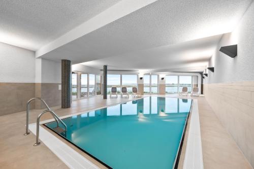 Swimming pool, Hafenloge - Ostseeblick, Terrasse, erste Reihe, Fahrstuhl in Olpenitz