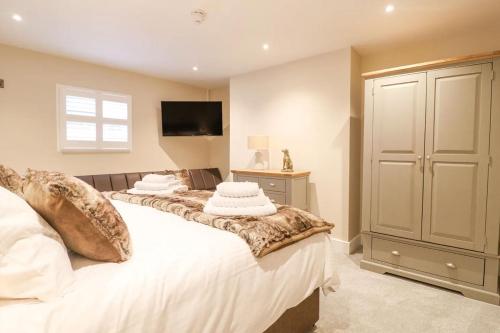 1 king bed, 1 sofa bed