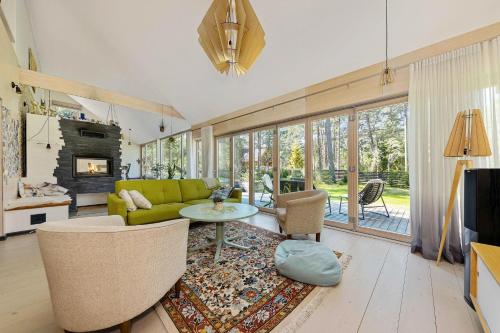Shared lounge/TV area, Pine forest beach house in Laulasmaa