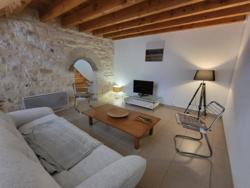 Maison en pierre rénovée gîte à louer Taïx