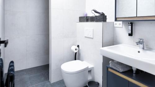ALFA Mikroapartment Stuttgart Küche Bad l SmartTV WIFI l Porsche & Bosch l Kitchen Bath BS21A3, Stuttgart (zdjęcie 7)