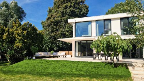 Elegant Luxury Villa with Large Garden, Near Beach & City, Den Haag