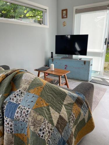 Modern Garden Cottage with Private Outdoor Area - New Lynn, Auckland (photo 5)