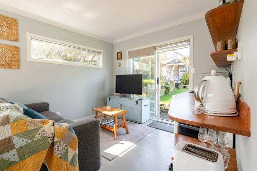 Modern Garden Cottage with Private Outdoor Area - New Lynn, Auckland