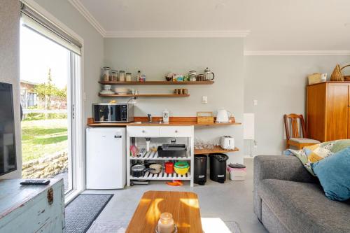 Modern Garden Cottage with Private Outdoor Area - New Lynn, Auckland (photo 7)