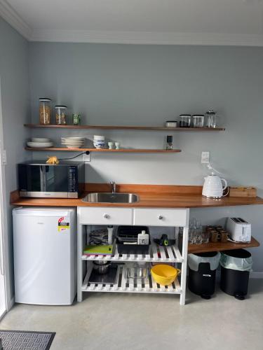 Modern Garden Cottage with Private Outdoor Area - New Lynn, Auckland (photo 10)