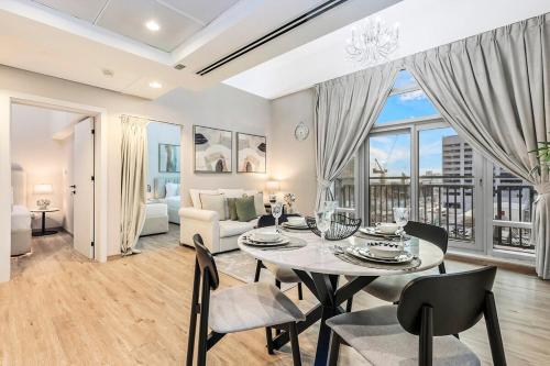 FIRST CLASS 2BR Luxe & Lively Living, Dubái