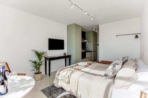 Luxury Mountain and City View Haven - image 4