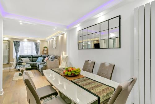 บริการและสิ่งอำนวยความสะดวก, Aspen Close 4 Bedroom Retreat with Spa, Sauna and Gym in ไอลส์บิวรี อีสต์