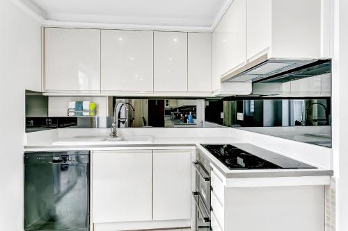 ห้องครัว, Aspen Close 4 Bedroom Retreat with Spa, Sauna and Gym in ไอลส์บิวรี อีสต์
