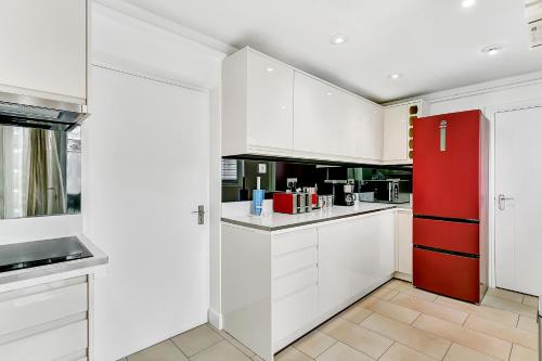 บริการและสิ่งอำนวยความสะดวก, Aspen Close 4 Bedroom Retreat with Spa, Sauna and Gym in ไอลส์บิวรี อีสต์