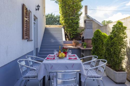 Villa Diana by Briskva in Santalezi