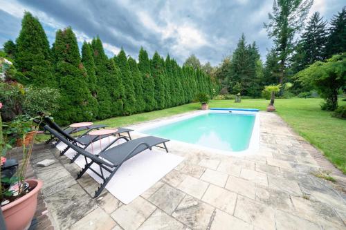 Kilátás, Idyllisches Ferienhaus, Pool & Badeteich nahe Wien in Gablitz