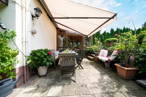 Erkély/terasz, Idyllisches Ferienhaus, Pool & Badeteich nahe Wien in Gablitz