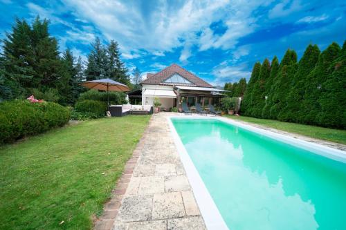 Kilátás, Idyllisches Ferienhaus, Pool & Badeteich nahe Wien in Gablitz