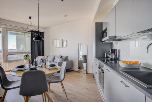 Konyha, Stylish City Suite with Gym & Spacious Balcony by Nordic Stay Collection in Ruoholahti
