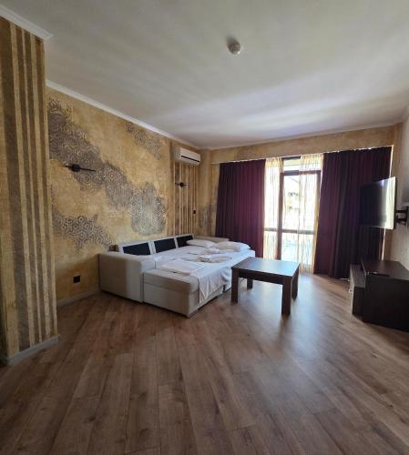 Art Hotel Babylon – Sunny Beach, WY