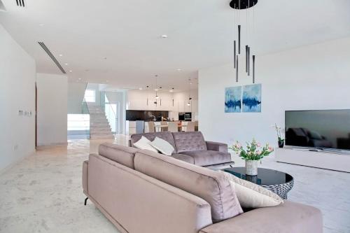 Beachfront Luxury Villa Perenna
