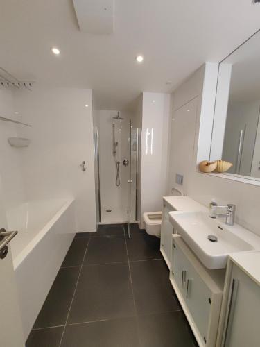 Free Parking Modern Smichov Apt Large Balcony 10 minutes metro to central 