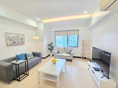 The Infinity Towers in BGC - Spacious 2 Bedroom - View, Washer, Fast WiFi, Manila