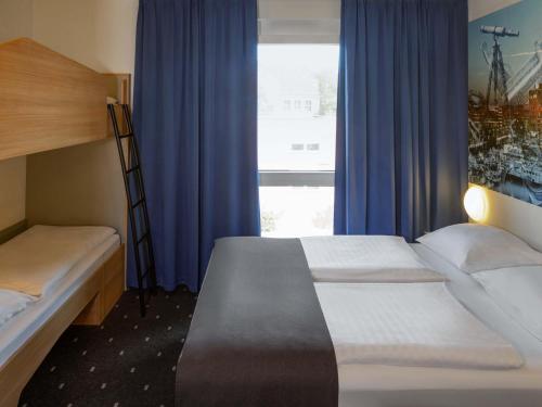1 queen bed, 1 bunk bed