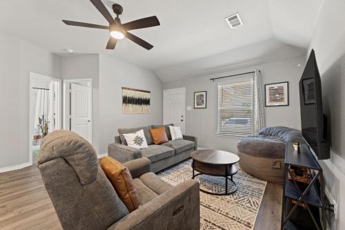 Stylish 2BR -Fenced Yard, Grill, TV- Pet Friendly
