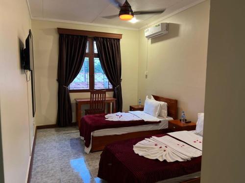 3 twin beds
