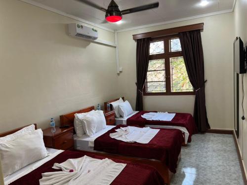 1 king bed, 3 twin beds
