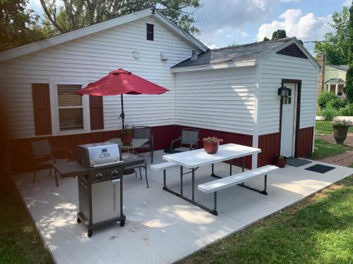 Cottage11 of Avalon: 2 Bedroom, Laundry, RV parking. Quiet in Lansing, USA