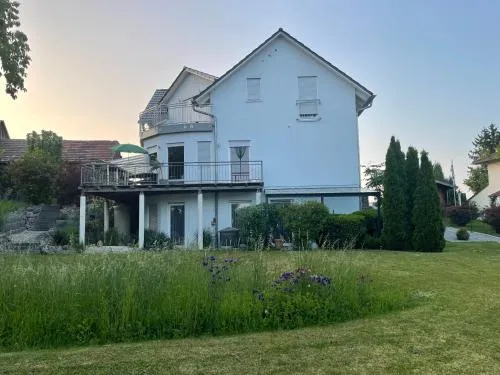 Große gemütliche Ferienwohnung Landshut, 24-7, WLAN, Parkplatz, Top ausgestattet in Ergoldsbach, Deutschland