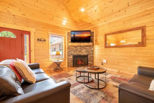 Dancing Bear Hideaway - Outdoor Hot Tub Screened-In Deck + Access to Community Amenities - image 2
