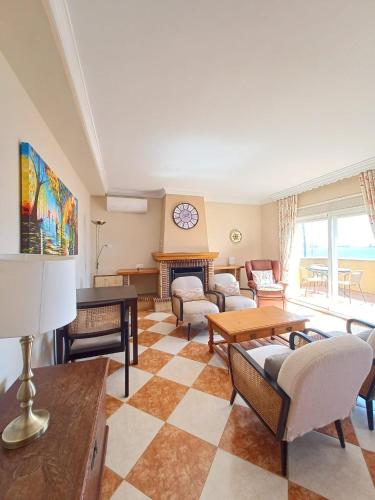 ห้องส่วนกลางสำหรับนั่งเล่น/ดูทีวี, Gibraltar Views Guest House in ลาลิเนียเดลาคอนเซพเซียน