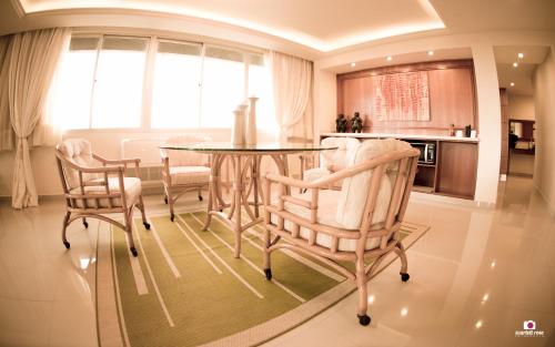 設施, 康維爾酒店 (Convair Hotel) in 埃斯特城