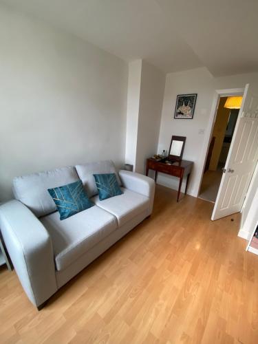 Scandi-Style 2BD Maisonette wGarden Brick Lane! - image 2