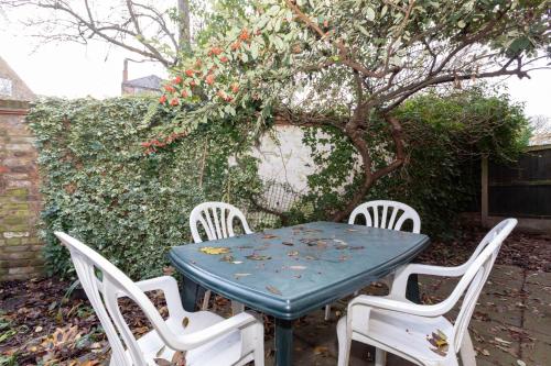 Charming Peaceful 2-BED with Parking and Garden - image 8