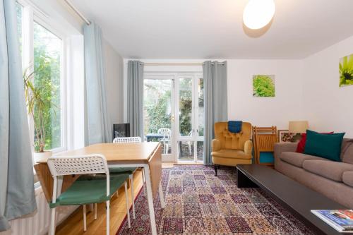 Charming Peaceful 2-BED with Parking and Garden - image 6