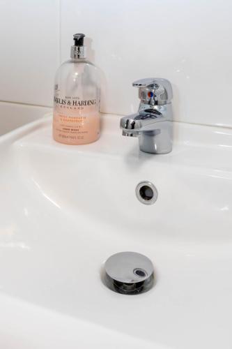 Charming Peaceful 2-BED with Parking and Garden - image 12