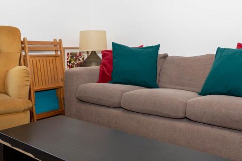 Charming Peaceful 2-BED with Parking and Garden - image 10