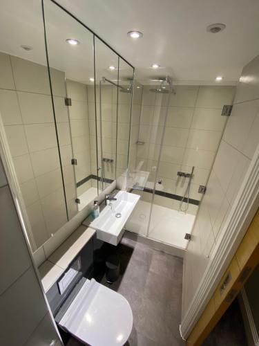 Chic 1BD Flat wPatio - 2 Mins from Baron's Court!
