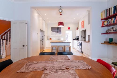 Lovely 4-Bedroom House near Portobello, Londýn (fotografie 7)
