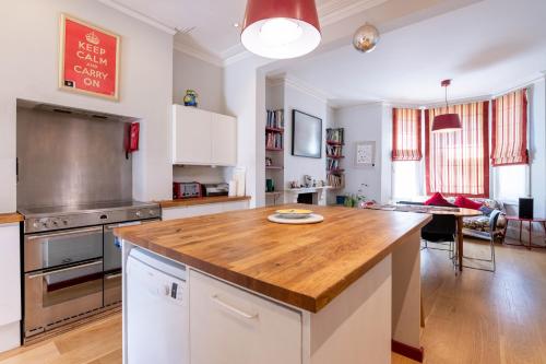 Lovely 4-Bedroom House nr Portobello - image 3