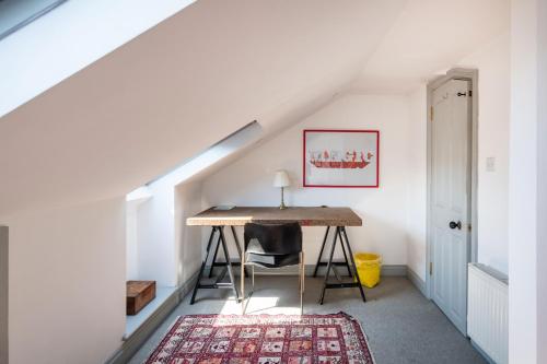 Lovely 4-Bedroom House nr Portobello - image 5